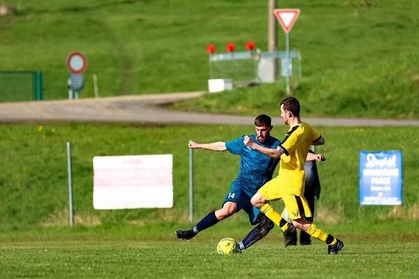 III. třída, 19. kolo: TJ Žihobce (zelené dresy) - SK Bolešiny B (na snímku fotbalisté ve žlutých dresech) 1:3 (1:1).