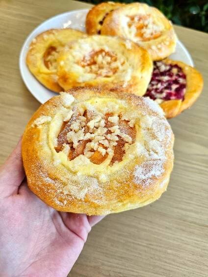 Zdravé kynuté koláčky s tvarohem a ovocem