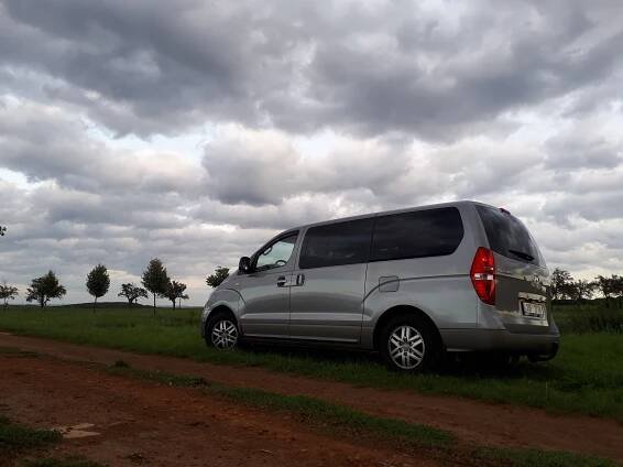 Dodávka pro náklad i minibus pro osm lidí? Ojetý Hyundai H-1 pořídíte za polovinu z ceny konkurentů a vydrží (skoro) všechno. Má jediné minus...