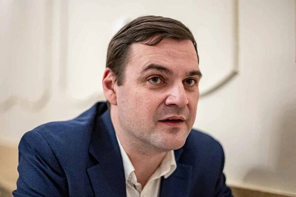 Z toho, že Babiš přivedl komunisty k moci, viním Fialu, říká Petr Macinka