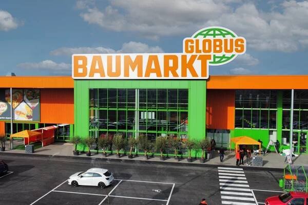 Frontalansicht eines Globus Baumarkts.