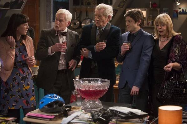 Alexandra Roach, Derek Jacobi, Ian McKellen, Iwan Rheon, Frances de la Tour - Jízlivě tvůj - Stag Do - Z filmu