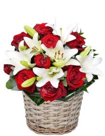 Květinový koš z lilií a růží Dafne | Kytice Expres