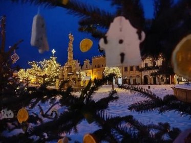 VIDEO: Vánoční romantika v Telči. Podívejte se na zasněžené náměstí