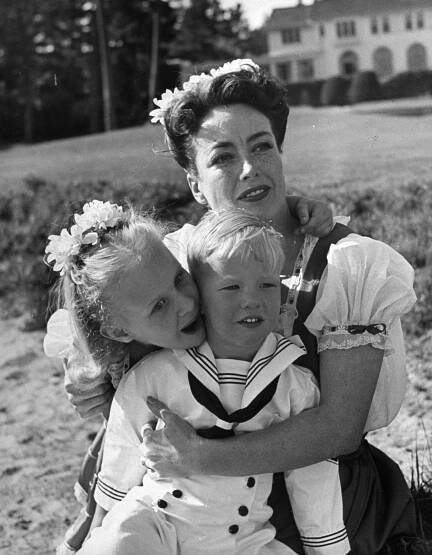 Read Joan Crawford’s Advice About Social Graces and Vegetable Etiquette