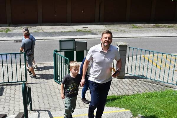Česko vybírá europoslance. Ministr Rakušan odvolil v Kolíně hned v úvodu voleb