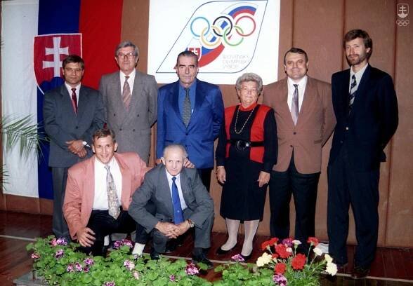 Tenista medzi najlepšími olympionikmi Slovenska v histórii podľa ankety, ktorú v roku 1994 realizovala Slovenská olympijská akadémia. Zľava v pokľaku Jozef Lohyňa a Ján zachara, stojaci Jozef Pribilinec, Bohumil Golian, Pavel Schmidt, trénerka zosnulého Ondreja Nepelu Hilda Múdra, Anton Tkáč a Miloš Mečíř.