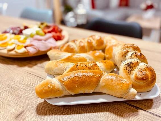 Dnes mě Emča ukecala na domácí rohlíky a housky. Pokud půjdete za chvíli večeřet jako my, tak dobrou chuť