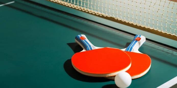 Stolní tenis: 1 nebo 2 hodiny včetně výbavy