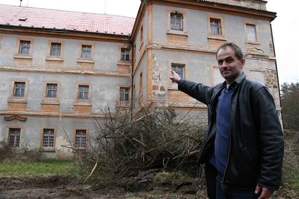 Zničený klášter v Ročově se dočká opravy, vznikne v něm dům pro seniory
