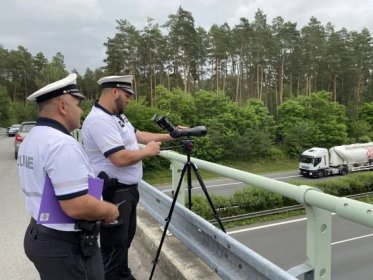 Až na jeden kilometr vidí policisté speciálním dalekohledem, zda řidič telefonuje za jízdy a není připoutaný