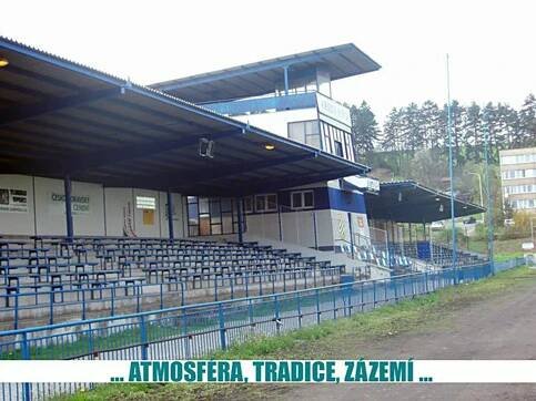 Divácká tribuna - stadion FK Králův Dvůr