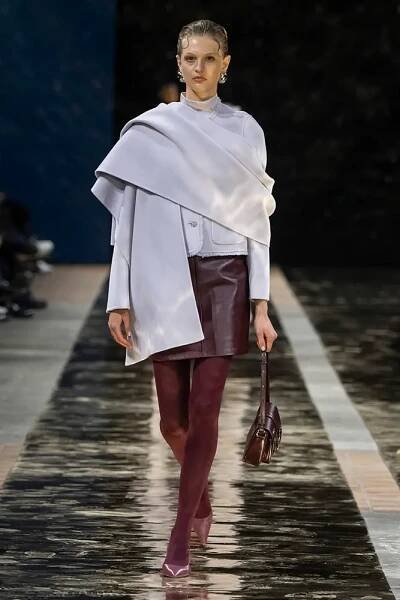 Mini Lederrock in Bordeaux mit Jacke und Schultertasche