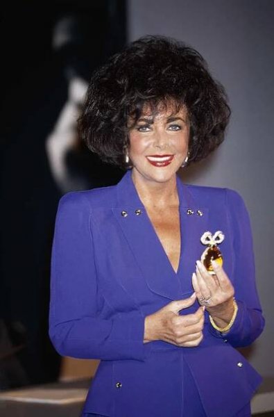 Elizabeth Taylor Wearing Sapphire and Diamond Engagement Ring
