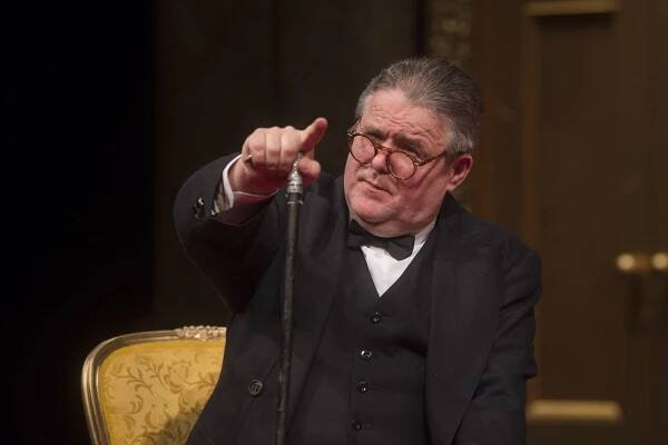 Jako Winston Churchill v Audienci u královny, 2020, foto Josef Vostárek