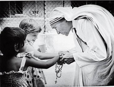 Kdo je Matka Tereza? Přikázání a modlitba Matky Terezy