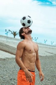 Gay hráč ve španělském fotbale: Vítězství v zápase oslavil Alberto Lejárraga polibkem se svým přítelem