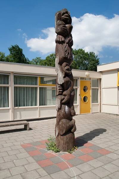 Totem pole - Outdoor art The Hague