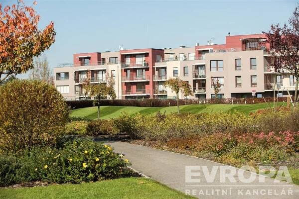 Prodej luxusně zařízeného bytu 3+kk s rozlohou 117 m2 na golfovém hřišti v Berouně