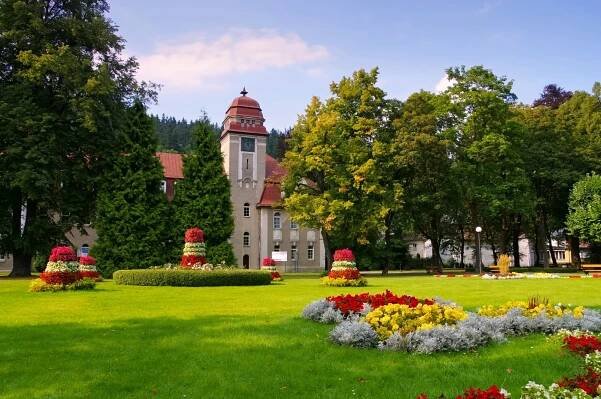 Lázeňské město Duszniki Zdrój blízko českých hranic: moderní hotel s wellness a polopenzí