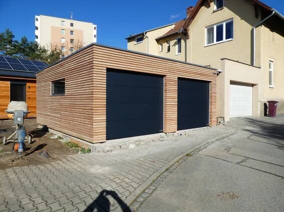 Moderní dřevěná dvojgaráž - Praha - Realizace dřevostaveb | NATURLIVING®