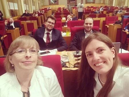 Michaela Krausová s Hanou Marvanovou, Jakubem Michálkem a Viktorem Mahrikem na pražském zastupitelstvu