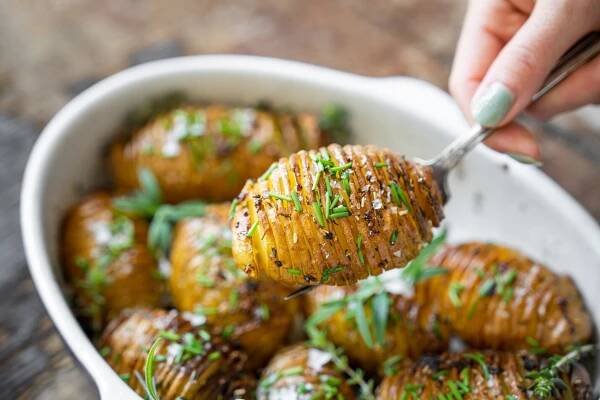 Skromná surovina v geniální úpravě. Česnekové brambory hasselback | Forbes