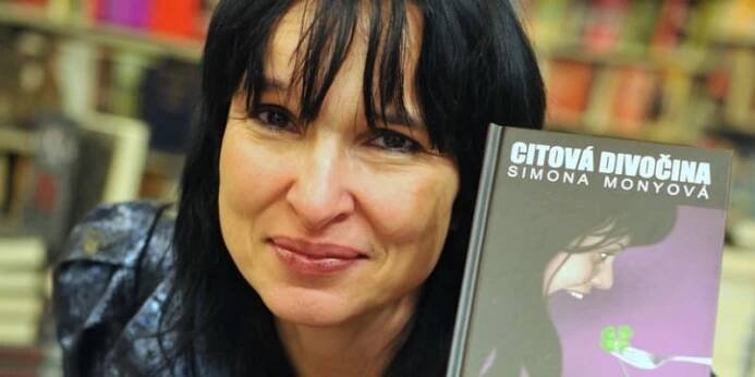Simona Monyová byla autorkou románů pro ženy, které se pravidelně stávaly bestselery.
