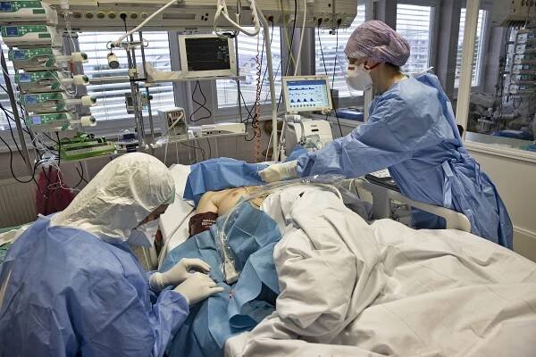 Obrazem: Nadávají zdravotníkům, druhý den jdou na plicní ventilaci