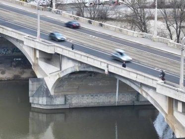 Libeňský most: Silničáři kontrolují stav jeho kloubů pomocí endoskopie
