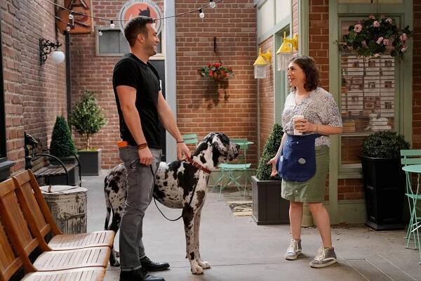 Andy Favreau, Mayim Bialik - Call Me Kat - Call Me the Bad Boy of Cheese - Z filmu