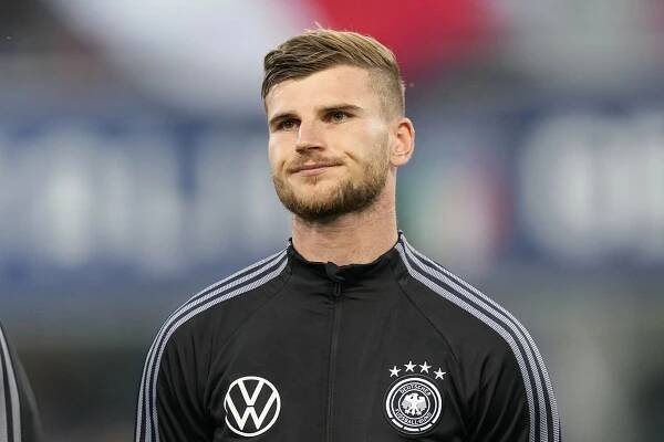 Nevyčnievaj! Timo Werner musel vymeniť Ferrari za Mini