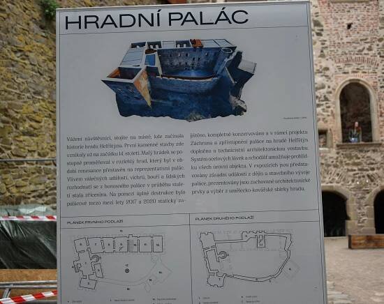 VIDEO: Helfštýn obsadili šermíři či vojáci. Vojenská historie přitáhla davy lidí