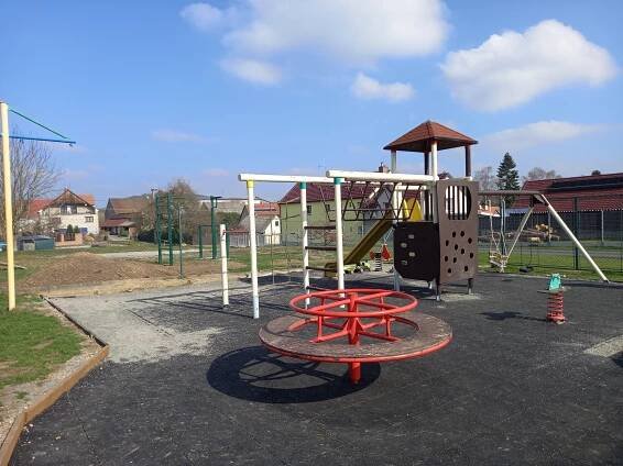 Podívejte se: Obyvatelka Železné zažádala o grant a opravuje dětské hřiště