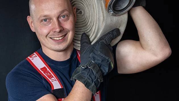 Vánoční song a koncerty. Zpívající hasič Jurič Pařil potěší i fanoušky v Telči