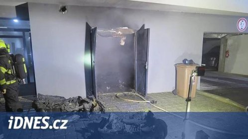 Alarm neměl baterie, majitelku bytu museli vyvést hasiči ven ve speciální kukle - iDNES.cz