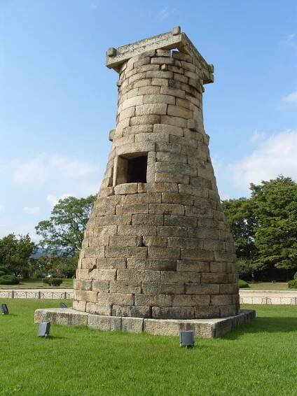 Soubor:Korea-Gyeongju-Cheomseongdae-02.jpg – Wikipedie