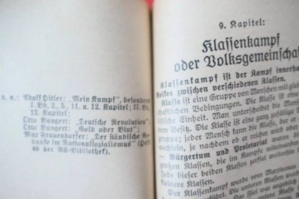 Politische Fibel / Hansjörg Männel (1940) úryvky Hitler Mein Kampf ap. - Vojenské sběratelské předměty