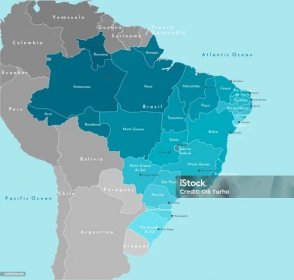 Vektor moderní ilustrace. Zjednodušená zeměpisná mapa Brazílie a nejbližších států. Modré pozadí oceánů. Názvy brazilských měst (BrasÃlia, SÃ£o Paulo atd.) a provincií. - Bez autorských poplatků Mapa - Navigační zařízení vektorové obrázky
