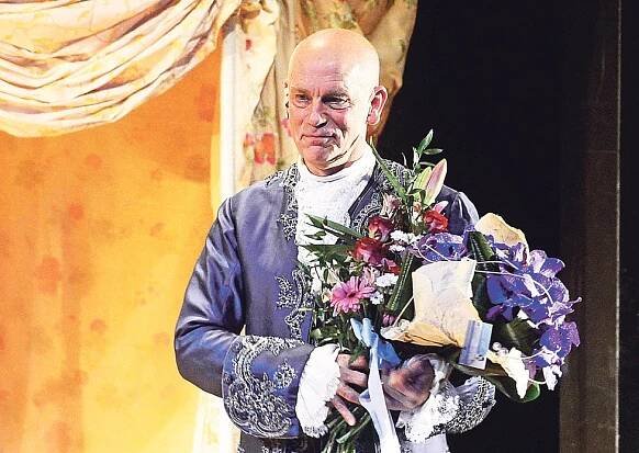 Herec John Malkovich: Na procházce Prahou! Civilně a bez ochranky
