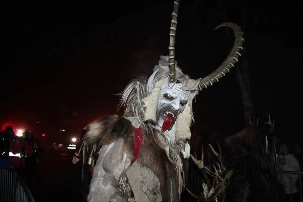 Krampusové naháněli hrůzu ve Vyšším Brodě. Výtěžek akce putoval na dobrou věc