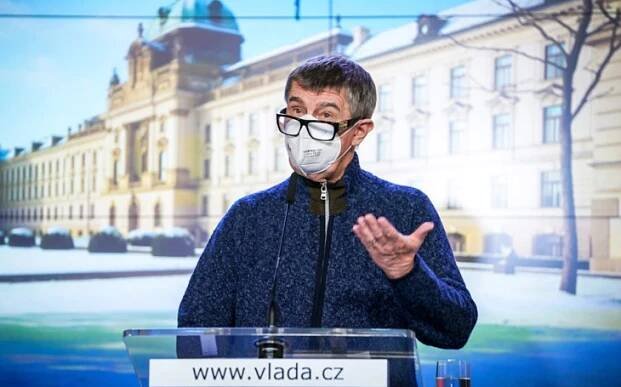 Shodit vládu? Přetrpět to do podzimu? Nasadit úředníky? Komentář Štěpána Chába