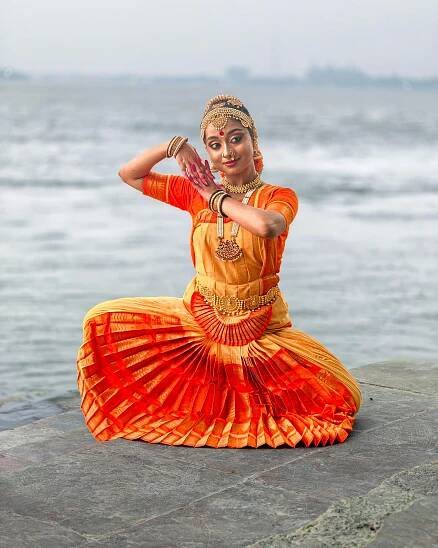 Základová fotografie na téma asie, bharatanatyam, bharatanatyam tanečnice, chrám, chrám pozadí, chrámová architektura, etnický