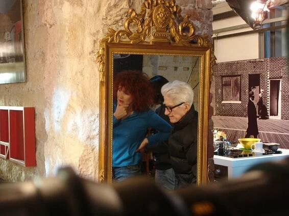 Herečka Sabine Azéma a režisér Alain Resnais při natáčení filmu Divoká tráva (2009)