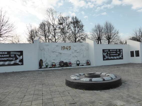 Soubor:Памятник улица Победы, Ладушкин.jpg
