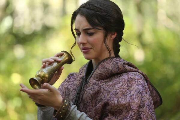 Bylo, nebylo - Wake Up Call - Z filmu - Adelaide Kane