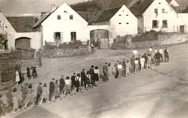 Průvod u příležitosti osvobození americkou armádou v Miřenicích roku 1945