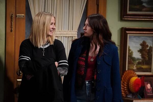 Eliza Bennett, Emma Kenney - The Conners - Slappy Holidays - Z filmu