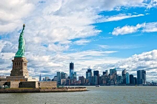Socha svobody a manhattan skyline, new york city. Spojené státy americké. — Stock Fotografie © masterlu #12237372