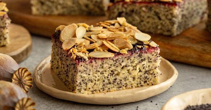 Fitness recept: Makový koláč s džemem a mandlemi - GymBeam Blog